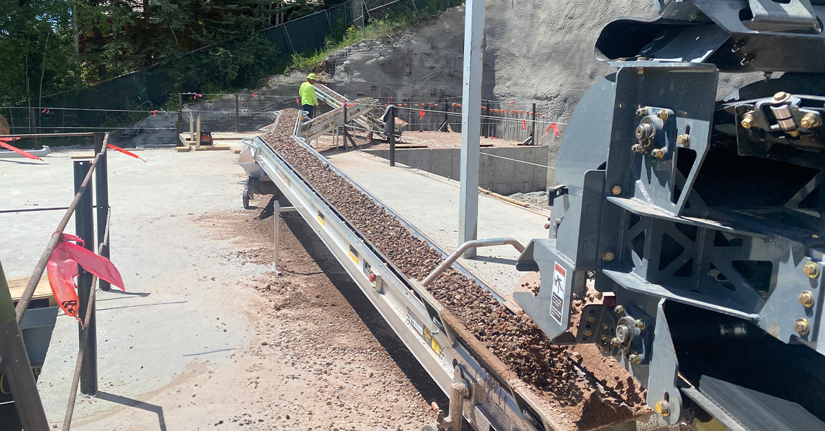 LINKIT LKS400 Portable Conveyor being fed by a Stout Conveyor